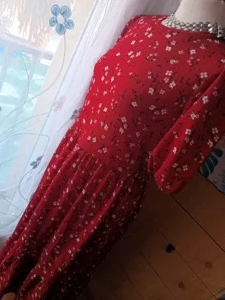 Vestido largo rojo con flores Stradivarius.