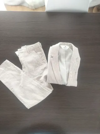 Traje de niño beige
