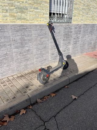 Patinete eléctrico gris con algunos roces