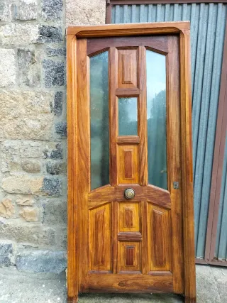 Puerta de castaño con cristal
