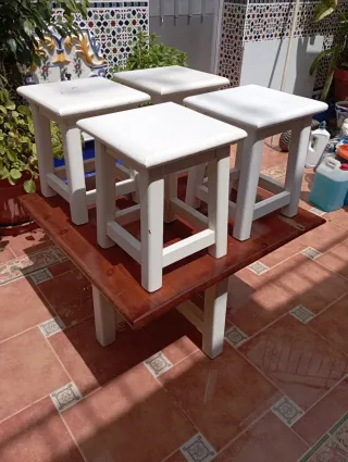 Conjunto mesa y 4 taburetes blancos