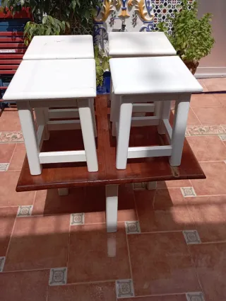 Conjunto mesa y 4 taburetes blancos