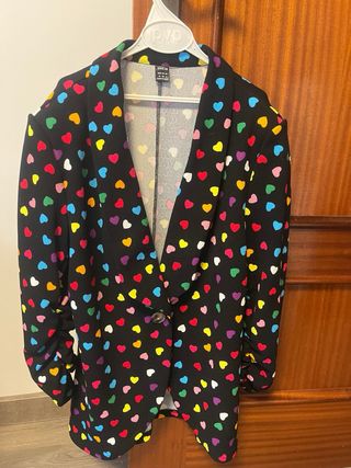 Americana negra con corazones multicolor