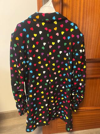 Americana negra con corazones multicolor