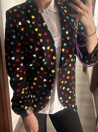 Americana negra con corazones multicolor
