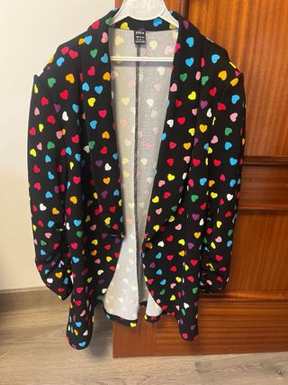 Americana negra con corazones multicolor
