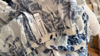 Top Stradivarius azul y blanco flores