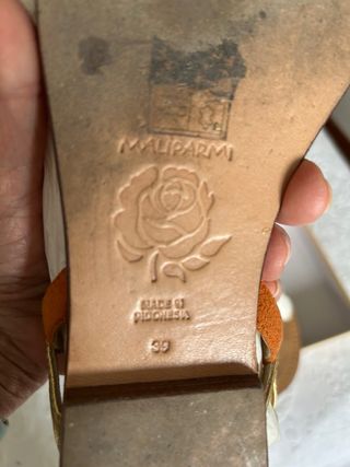 Sandalias planas con pedrería dorada y naranja