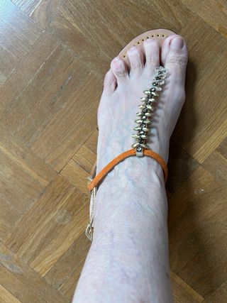 Sandalias planas con pedrería dorada y naranja