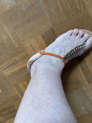 Sandalias planas con pedrería dorada y naranja