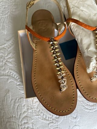 Sandalias planas con pedrería dorada y naranja