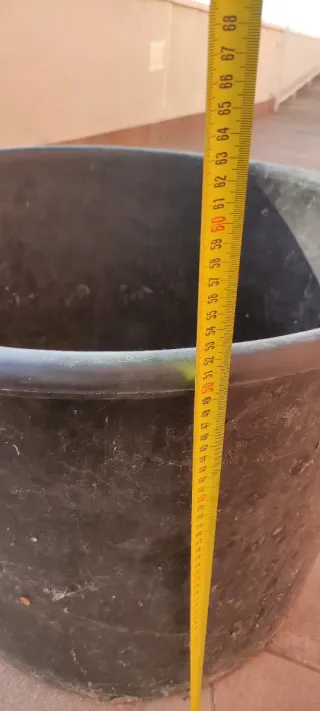 Maceta grande de plástico negra para árbol