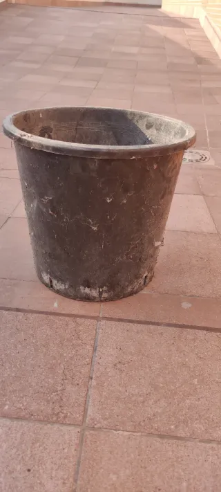 Maceta grande de plástico negra para árbol