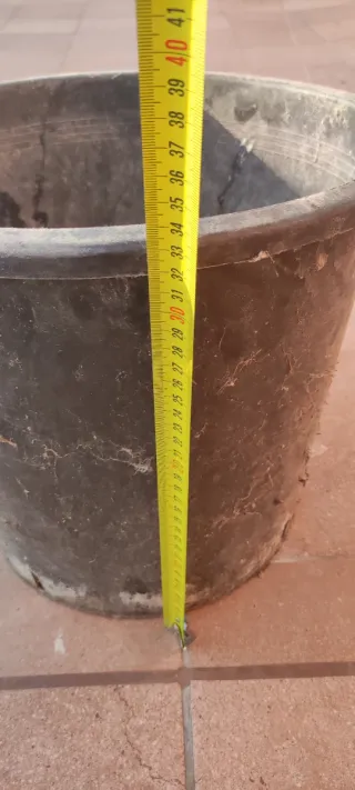 Maceta grande de plástico negra para árbol