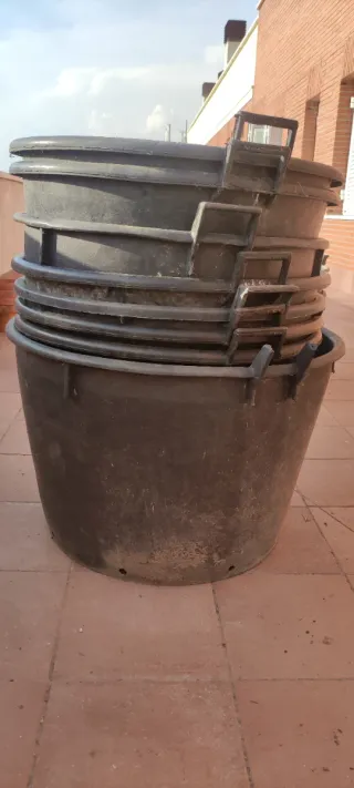 Maceta grande de plástico negra para árbol