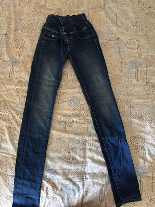 Pantalón vaquero ajustado cintura alta