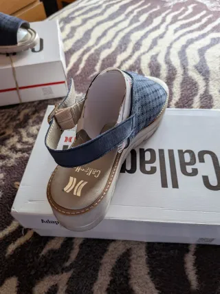 Sandalias azules y beige