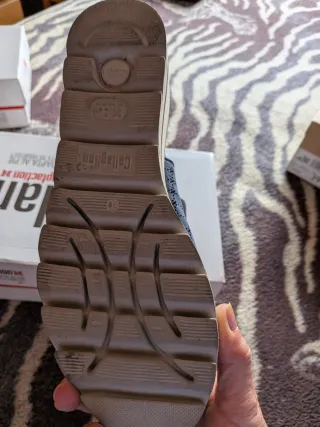 Sandalias azules y beige