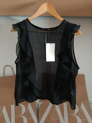 Blusa negra con volantes
