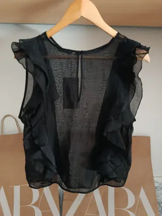 Blusa negra con volantes