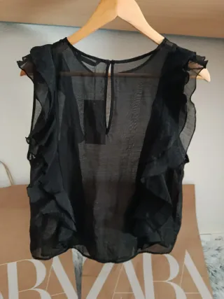 Blusa negra con volantes