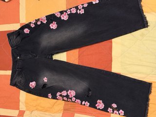 Pantaloni baggy con fiori ricamati