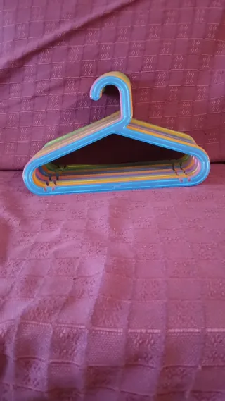 Lote de Perchas de Plástico Multicolor