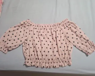 Blusa topitos rosa y negra