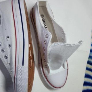 Zapatillas lona blancas estilo clásico