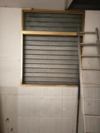 Puerta aluminio dorado a desmontar