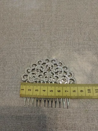 Peineta plateada con pedrería