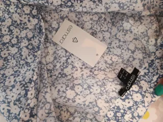 Vestido de verano floral azul y blanco