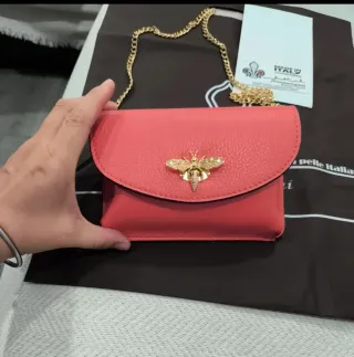 Bolso cartera con abeja dorada