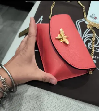 Bolso cartera con abeja dorada