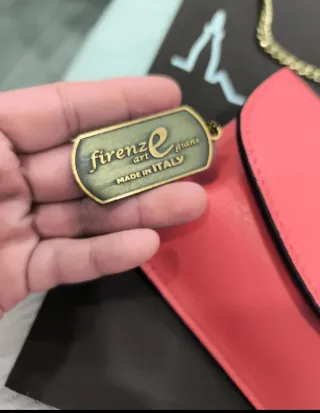 Bolso cartera con abeja dorada