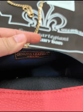 Bolso cartera con abeja dorada