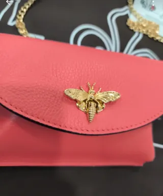 Bolso cartera con abeja dorada