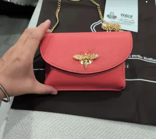 Bolso cartera con abeja dorada