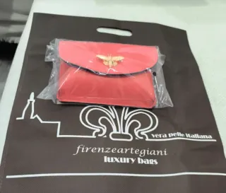 Bolso cartera con abeja dorada