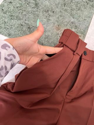 Pantalón de traje marrón mujer
