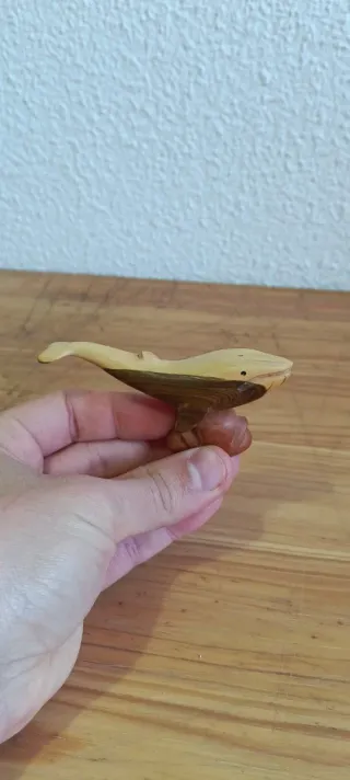 Ballena de madera decorativa