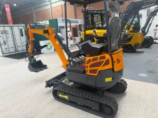 Mini excavadora naranja