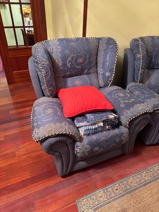 Sillón individual azul con cojín rojo