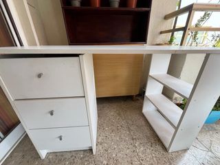 Escritorio blanco con cajones y estanterías
