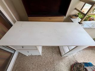 Escritorio blanco con cajones y estanterías