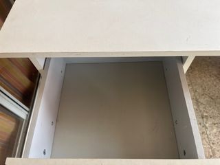 Escritorio blanco con cajones y estanterías