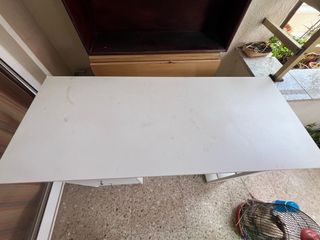 Escritorio blanco con cajones y estanterías