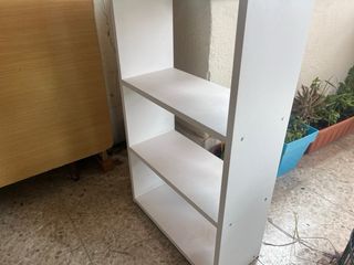Escritorio blanco con cajones y estanterías