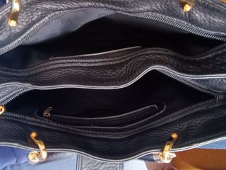 Bolso de piel negro con logo