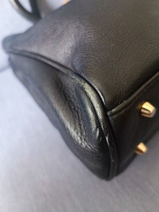 Bolso de piel negro con logo